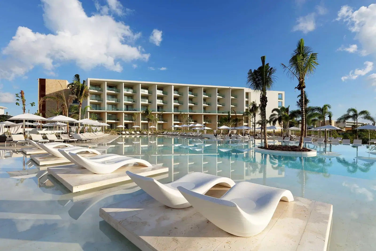 Grand-Palladium-Costa-Mujeres-Resort-Spa_Vista-general-de-la-piscina-principal